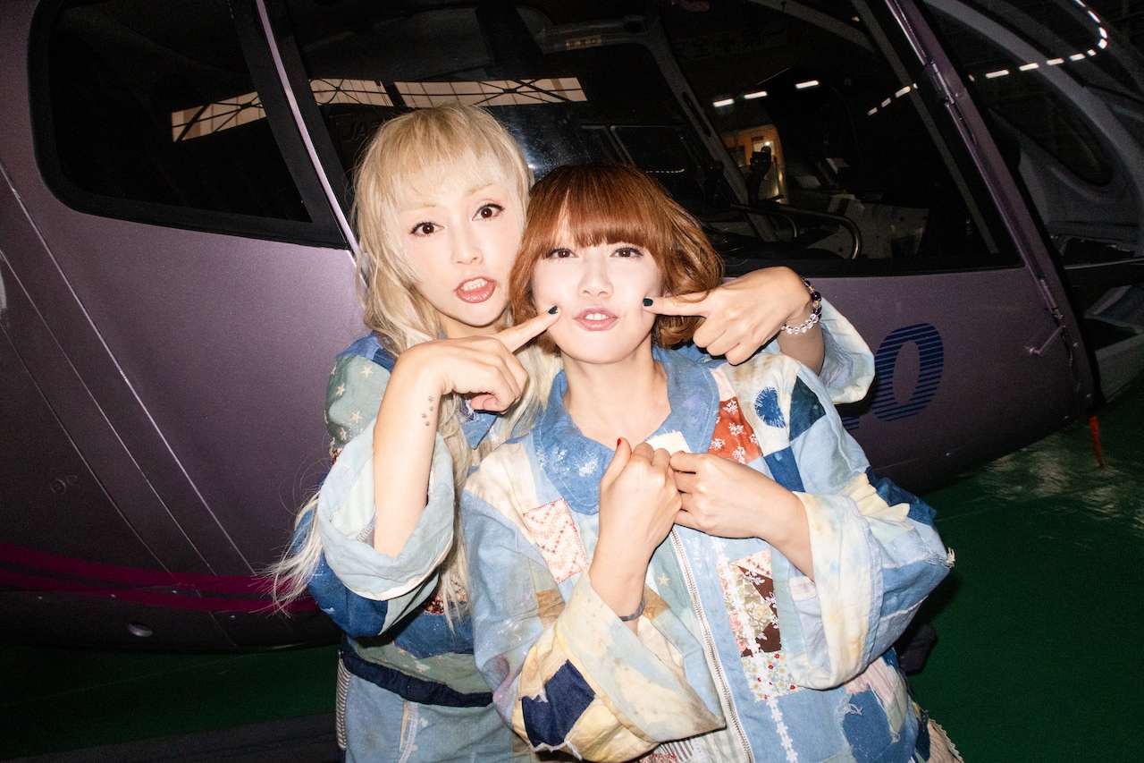 PUFFYがデビュー30周年記念日に渋谷公会堂でライブ、メンバー選曲のアナログ盤リリースも