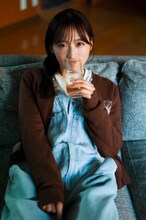 AKB48小栗有以のカレンダー発売、何気ない日常のワンシーンにフォーカス