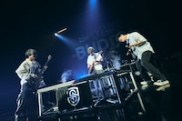 左からMOMIKEN（B）、UZ（G）、YOSUKE（Vo）。