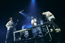 左からMOMIKEN（B）、UZ（G）、YOSUKE（Vo）。