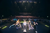 「SPYAIR TOUR 2025 -BUDDY-」ファイナル公演アンコールでの記念撮影。