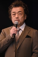 司会のパパイヤ鈴木。