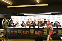 一触即発なムードのウルトラマンとバルタン星人の様子を固唾を呑んで見守る登壇者たち。