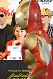 ウルトラマンに熱い視線を送る小泉今日子。