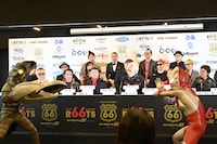 一触即発なムードのウルトラマンとバルタン星人の様子を固唾を呑んで見守る登壇者たち。