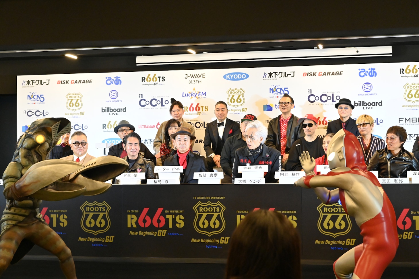 一触即発なムードのウルトラマンとバルタン星人の様子を固唾を呑んで見守る登壇者たち。