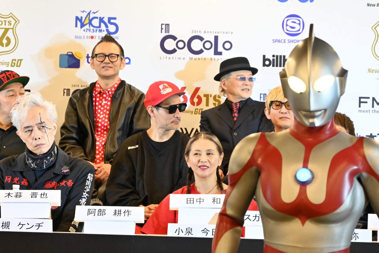 ウルトラマンに熱い視線を送る大槻ケンヂ（1列目左端）。