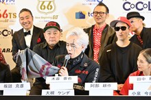 身に着けてきたウルトラマンのマフラーを取り出した大槻ケンヂ。