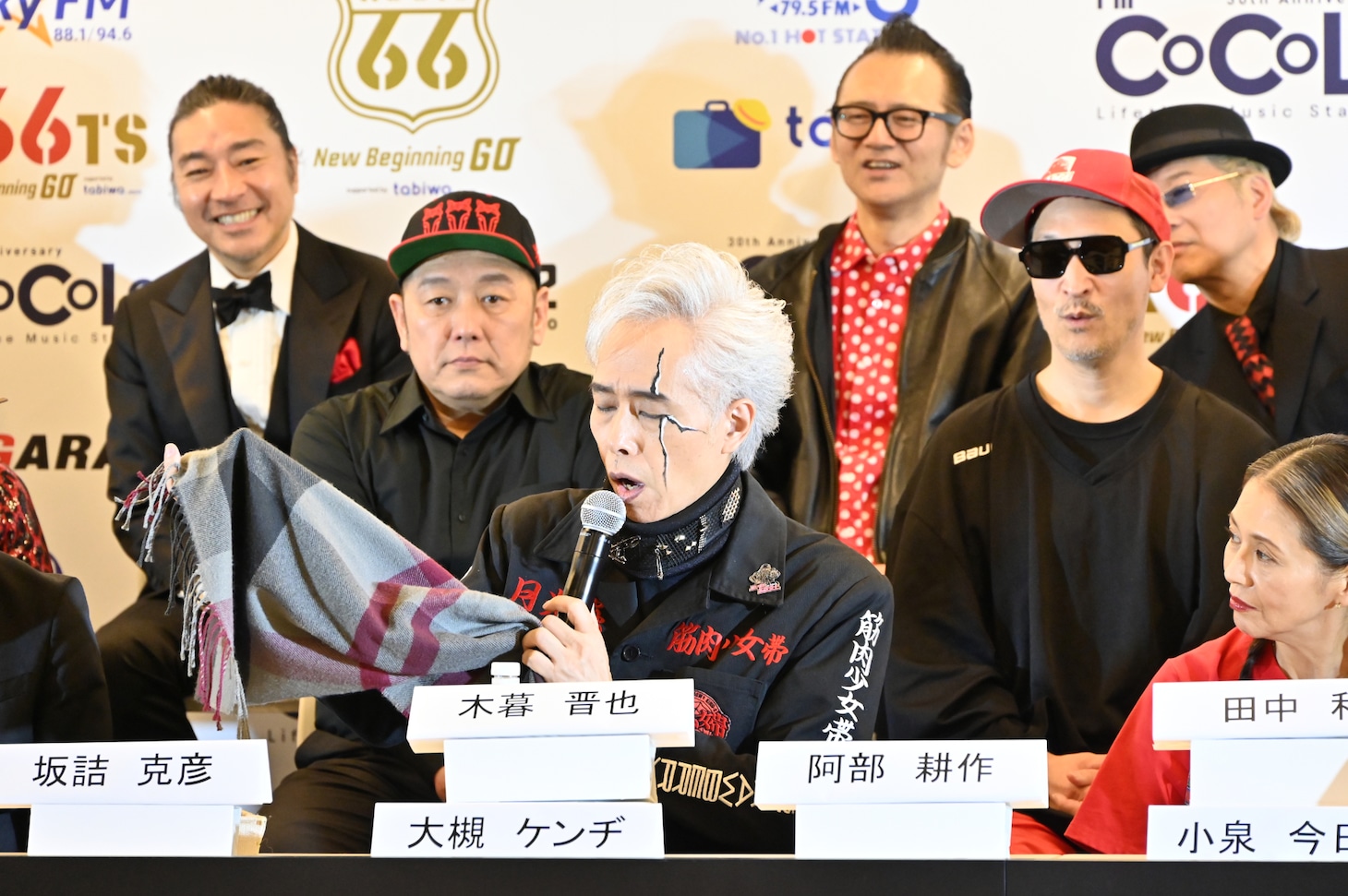 身に着けてきたウルトラマンのマフラーを取り出した大槻ケンヂ。