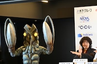 バルタン星人とウルトラマンのポーズを披露する斉藤和義。