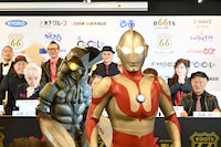 去っていくウルトラマンとバルタン星人。