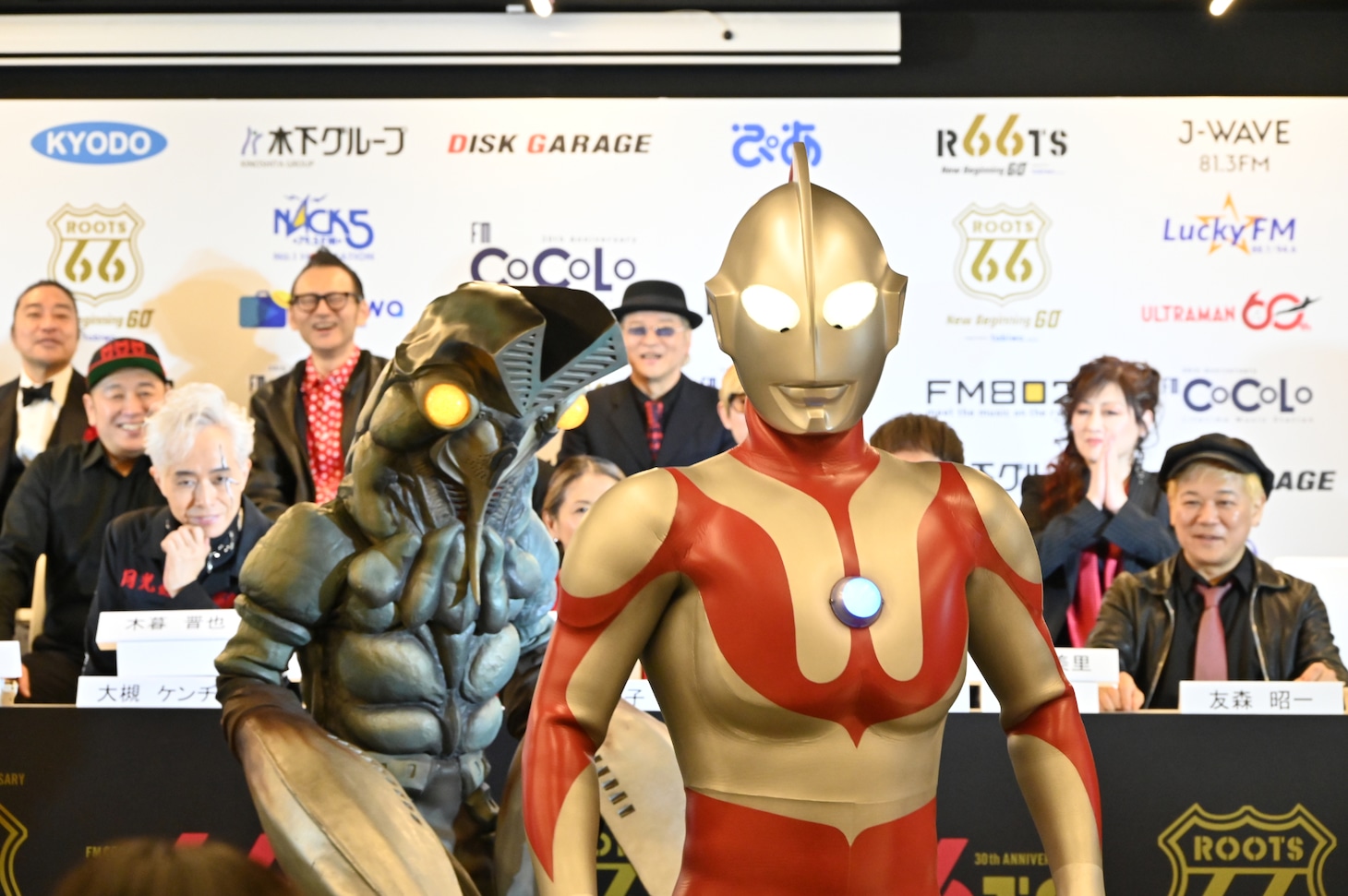 去っていくウルトラマンとバルタン星人。