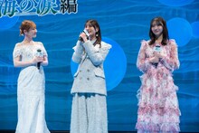 転スラを語る小坂菜緒を見守る岡咲美保。