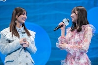藤嶌果歩（右）のトークをほほえましく見守る小坂菜緒（左）。