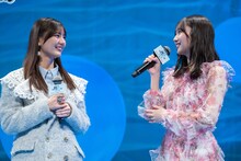 藤嶌果歩（右）のトークをほほえましく見守る小坂菜緒（左）。
