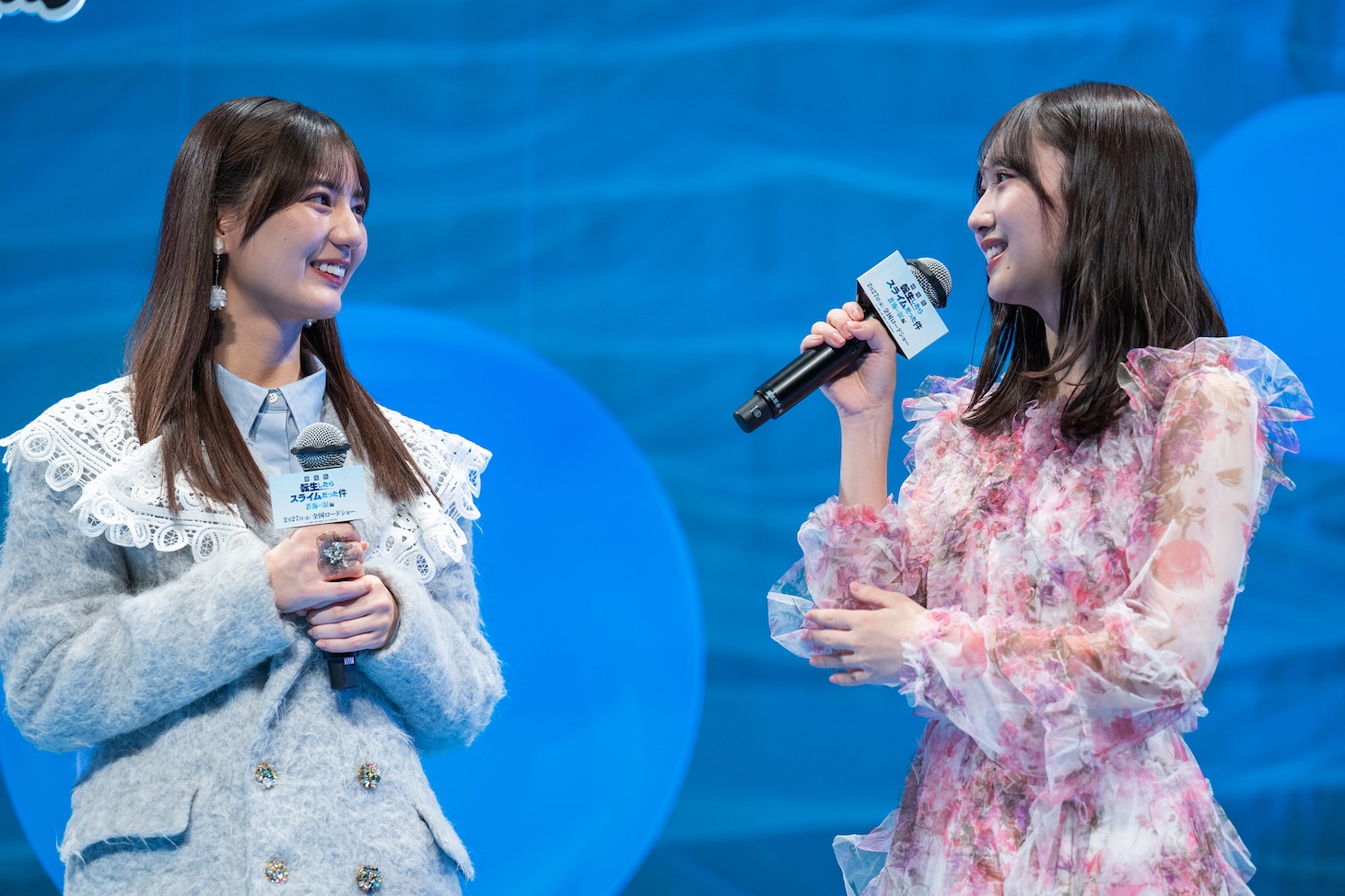藤嶌果歩（右）のトークをほほえましく見守る小坂菜緒（左）。