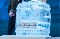 特注の“氷樽”。