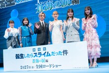 左から泊明日菜、大西沙織、堂本光一、岡咲美保、小坂菜緒、藤嶌果歩。