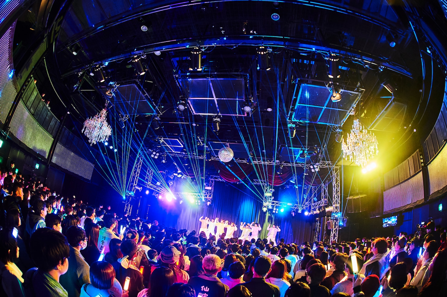 「SHYのはじめてのワンマンライブ～わくわくしすぎてごめんなSHY～」の様子。