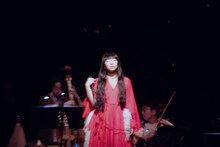 「Luminescent Creatures World Tour in ISHIGAKI」より青葉市子。（撮影：八木咲）