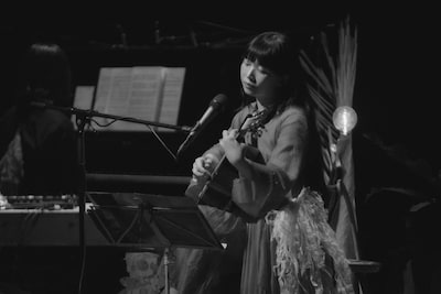 「Luminescent Creatures World Tour in ISHIGAKI」より青葉市子。（撮影：八木咲）