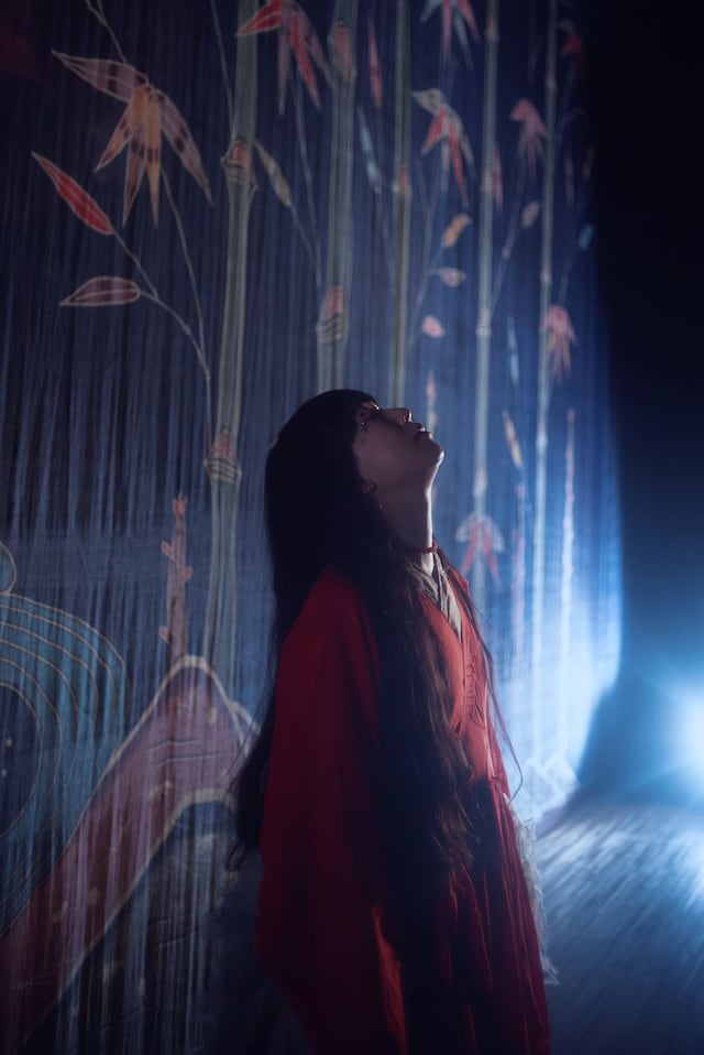 「Luminescent Creatures World Tour in ISHIGAKI」より青葉市子。（撮影：八木咲）