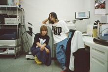 左から伊澤彩織、庄村聡泰。（撮影：芦沢洋介）