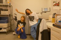 左から伊澤彩織、庄村聡泰。（撮影：芦沢洋介）