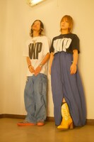 左から庄村聡泰、伊澤彩織。（撮影：芦沢洋介）