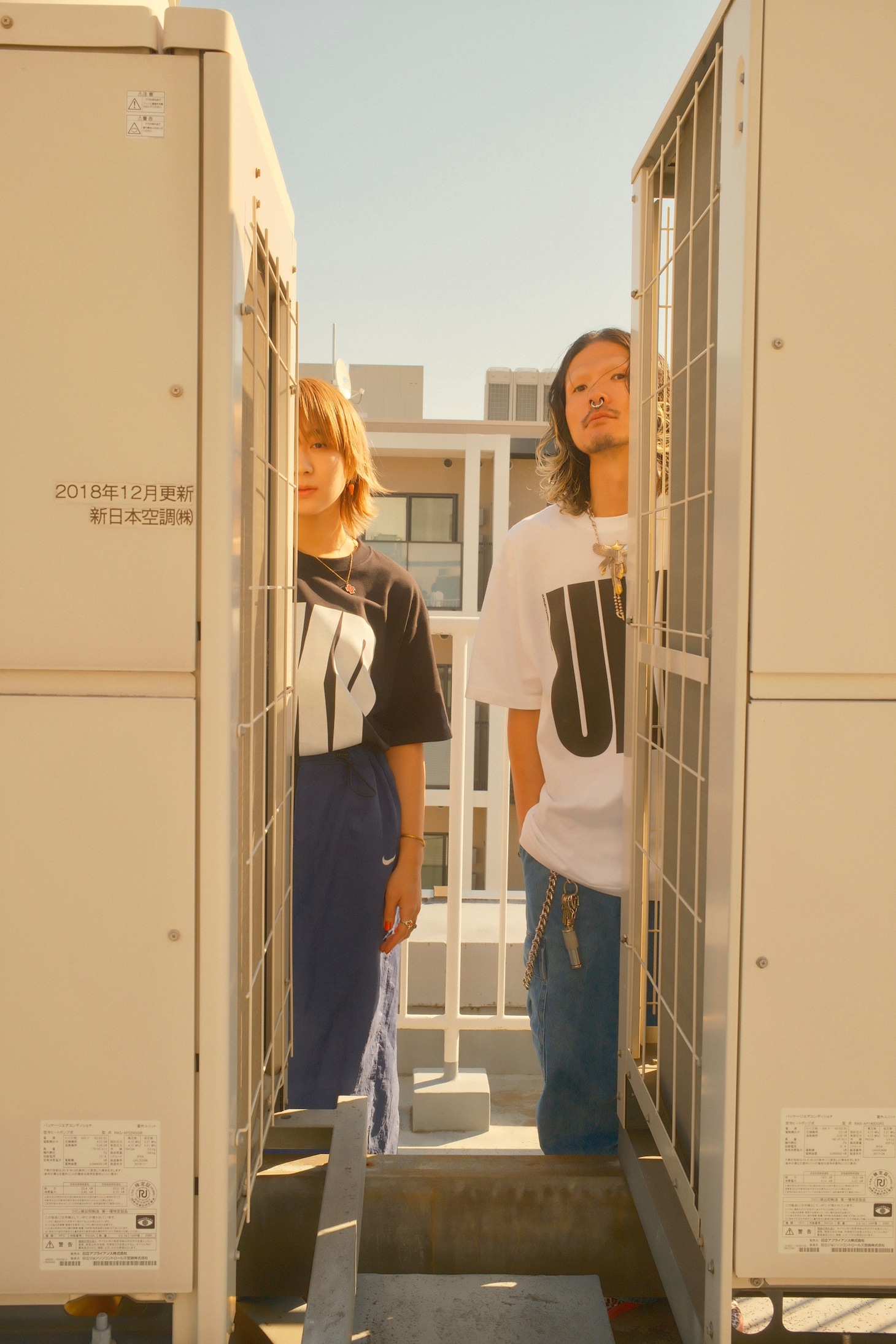 左から伊澤彩織、庄村聡泰。（撮影：芦沢洋介）