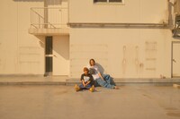 左から伊澤彩織、庄村聡泰。（撮影：芦沢洋介）