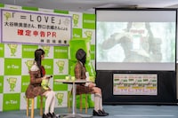 e-TaxのPR動画「スマホでカンタンe-Tax」を観る大谷映美里と野口衣織。