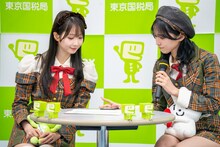 e-Taxで確定申告書の作成の疑似体験をする野口衣織（右）。