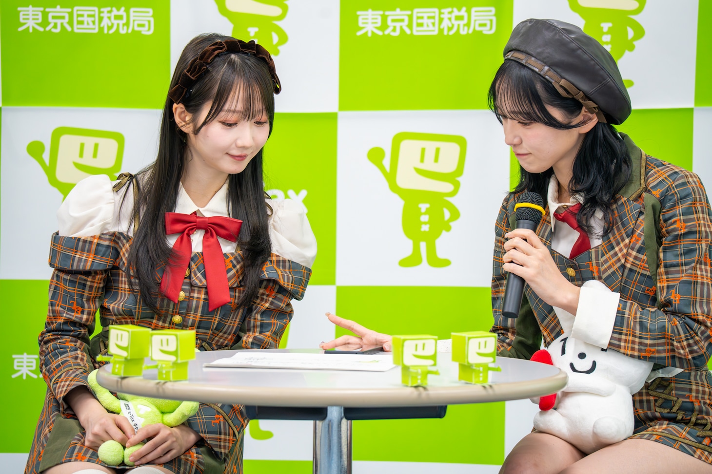 e-Taxで確定申告書の作成の疑似体験をする野口衣織（右）。