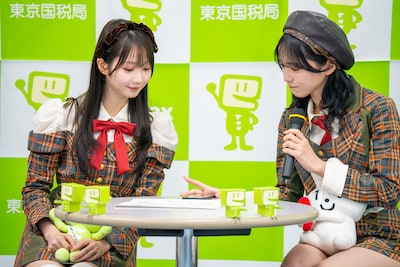 e-Taxで確定申告書の作成の疑似体験をする野口衣織（右）。