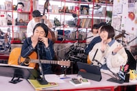 左から堀込泰行、土岐麻子。