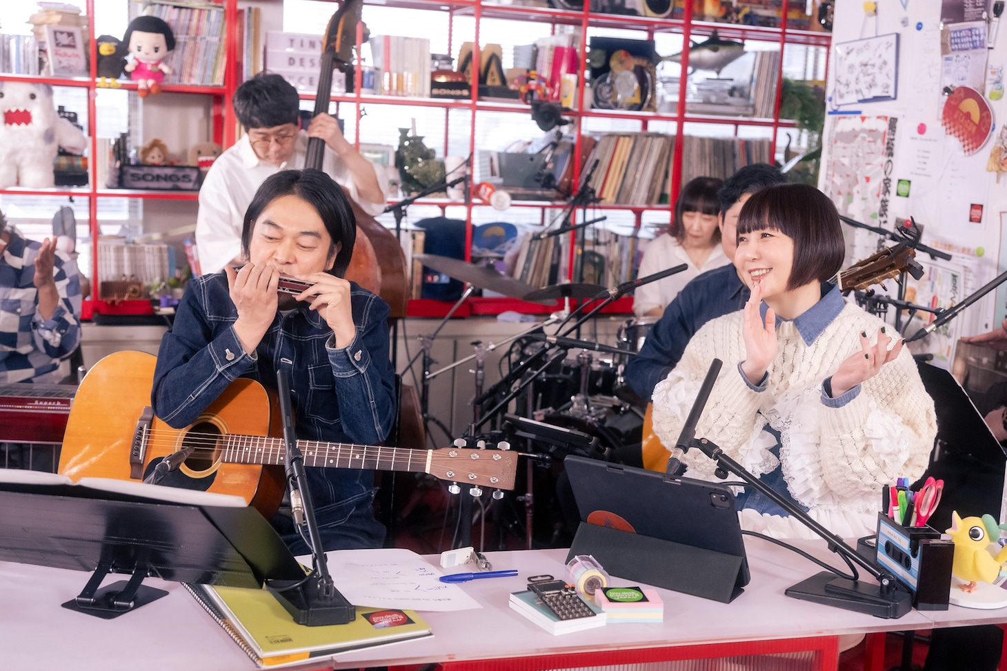 左から堀込泰行、土岐麻子。