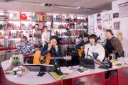 NHK「tiny desk concerts JAPAN」での演奏の様子。