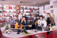 NHK「tiny desk concerts JAPAN」での演奏の様子。