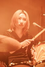 羊文学のサポートメンバー・YUNA（Dr）。（撮影：藤井拓）