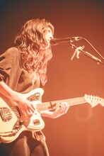 塩塚モエカ（Vo, G / 羊文学）（撮影：藤井拓）