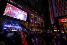 「WEST. Special Street Live」の様子。