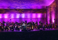 オーケストラと共演する工藤静香。