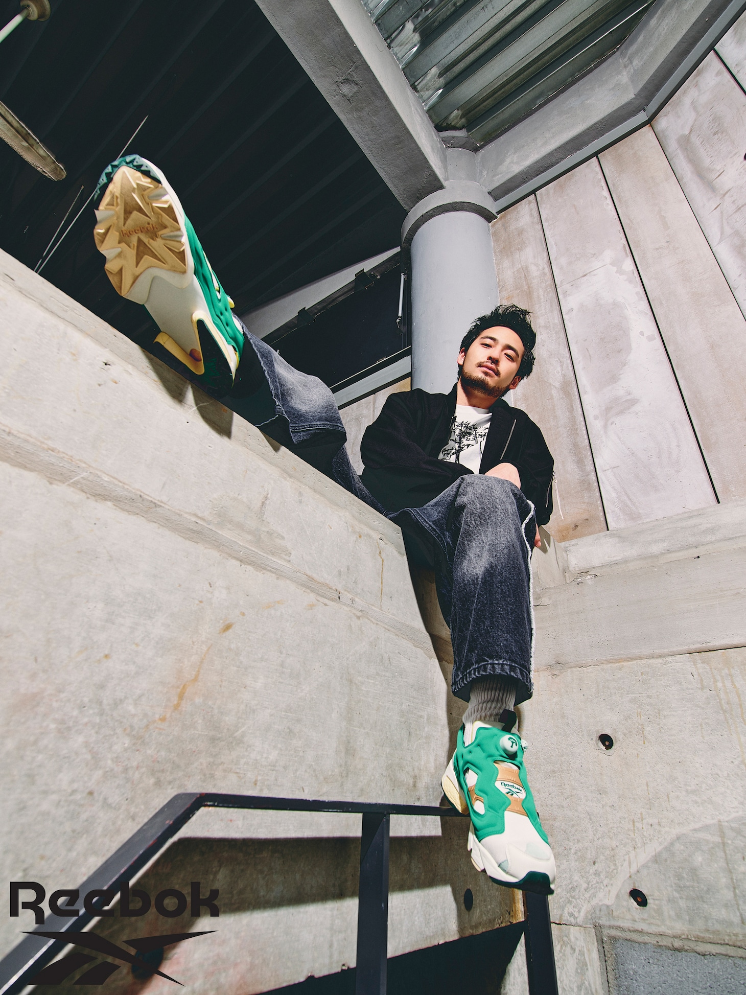 「INSTAPUMP FURY 94 緑黄色社会」を着用した小林壱誓（G）。