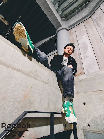 「INSTAPUMP FURY 94 緑黄色社会」を着用した小林壱誓（G）。