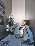「INSTAPUMP FURY 94 緑黄色社会」を着用した長屋晴子（Vo, G）。