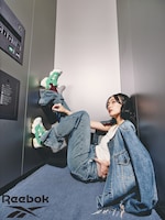 「INSTAPUMP FURY 94 緑黄色社会」を着用した長屋晴子（Vo, G）。