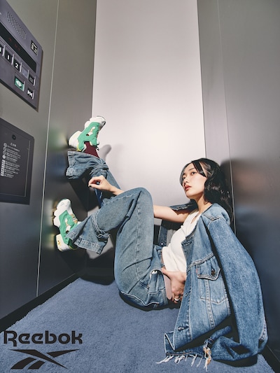 「INSTAPUMP FURY 94 緑黄色社会」を着用した長屋晴子（Vo, G）。