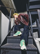 「INSTAPUMP FURY 94 緑黄色社会」を着用した穴見真吾（B）。