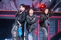 左から中島健人、重岡大毅（WEST.）、岩本照（Snow Man）。（撮影：田中聖太郎）